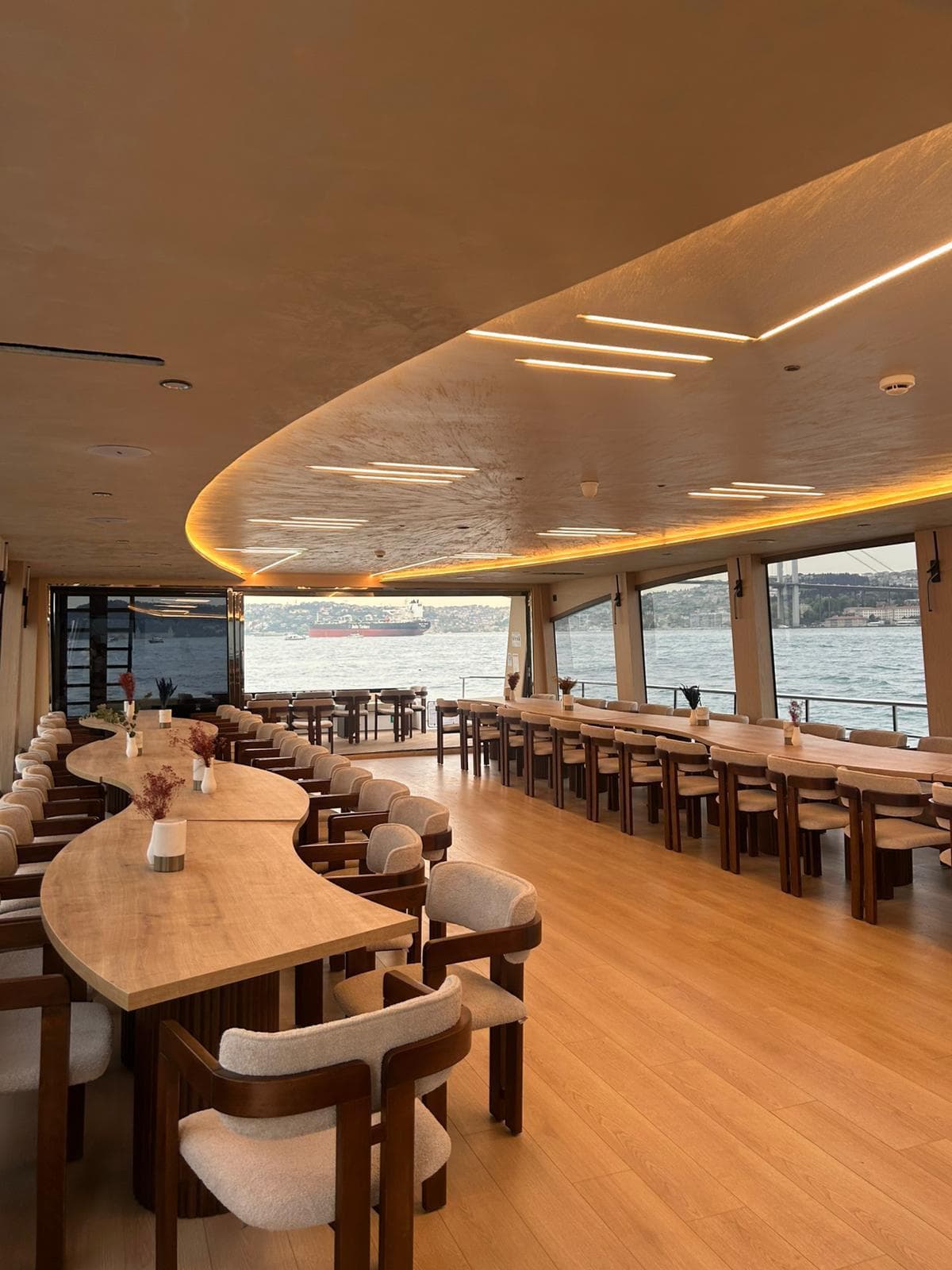 Bosporus cruise Istanbul bij zonsondergang — uitzicht op de bruggen en Ottomaanse paleizen