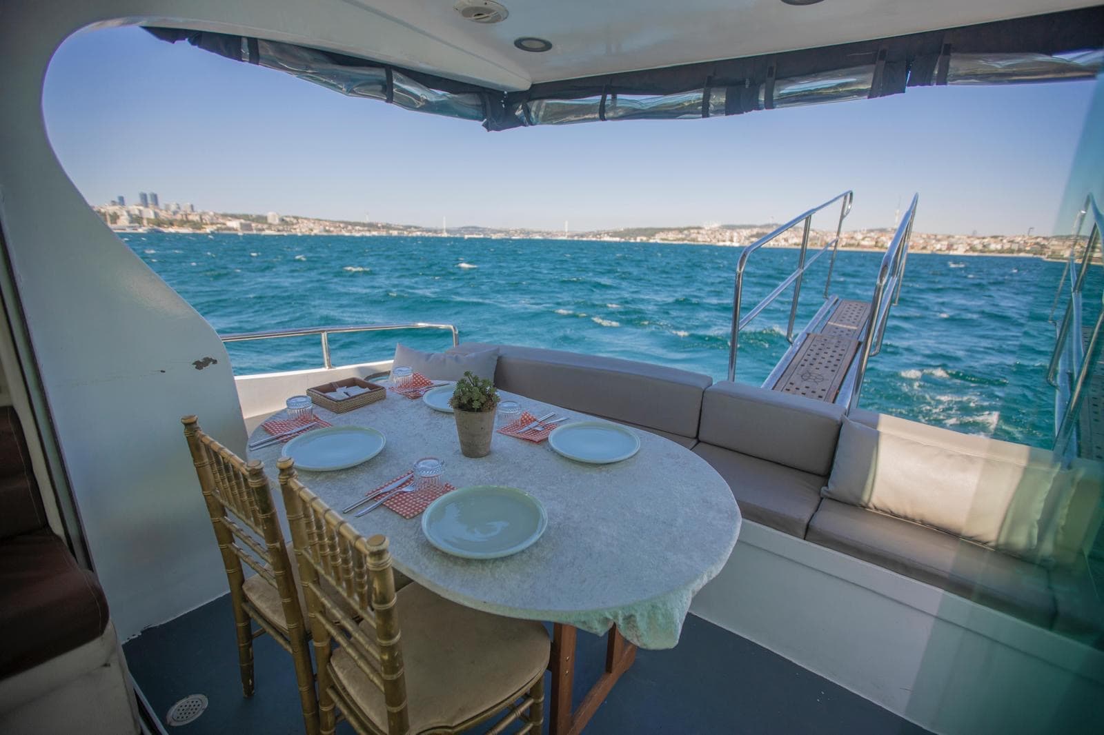 Voilier Bosphore · 14 interior view 3 — 14-guest sailing yacht for friend or family groups on the Bosphorus