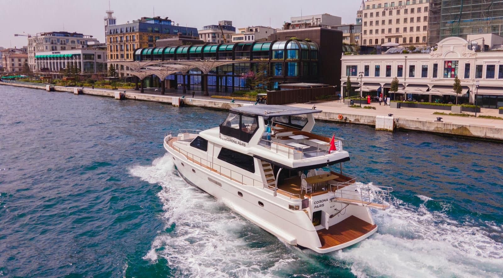 Boğaz Grup Yatı · 36 Kişi — 36-guest charter yacht for medium-sized group sailings on the Bosphorus