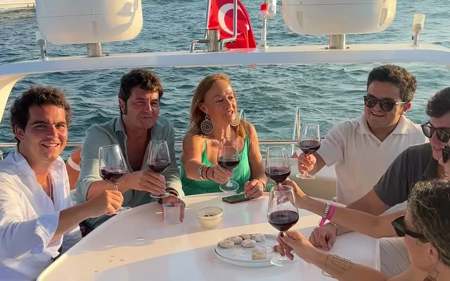 Yacht Charter Istanbul — Privatboot auf dem Bosporus mit Blick auf die Skyline