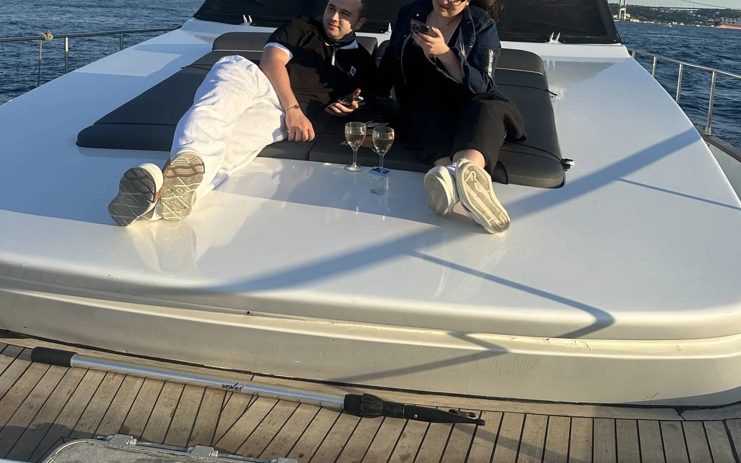 Romantische Privatjacht auf dem Bosporus Istanbul bei Sonnenuntergang — Heiratsantrag auf dem Wasser
