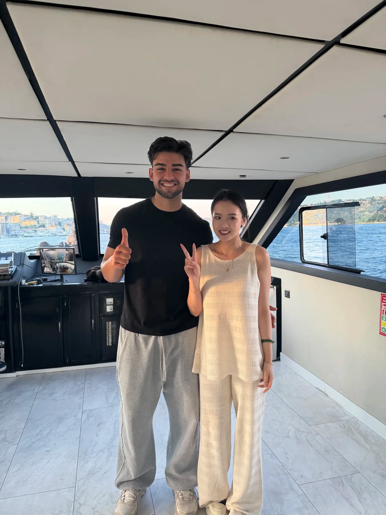 Yacht MerrySails sul Bosforo al tramonto
